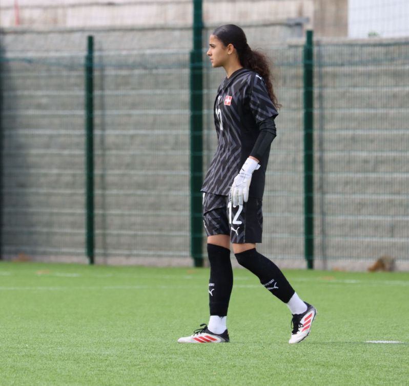 Abby Blanco en tenue de gardienne suisse lors d’un match, jeune talent du football féminin inspiré par l’Euro féminin 2025.