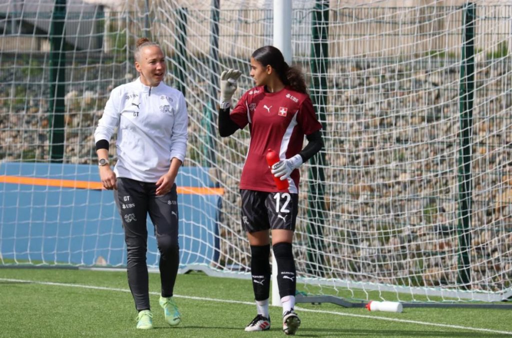 Abby Blanco en discussion avec Gaëlle Thalmann, ex-gardienne de l’équipe nationale suisse, pendant une séance d’entraînement.
