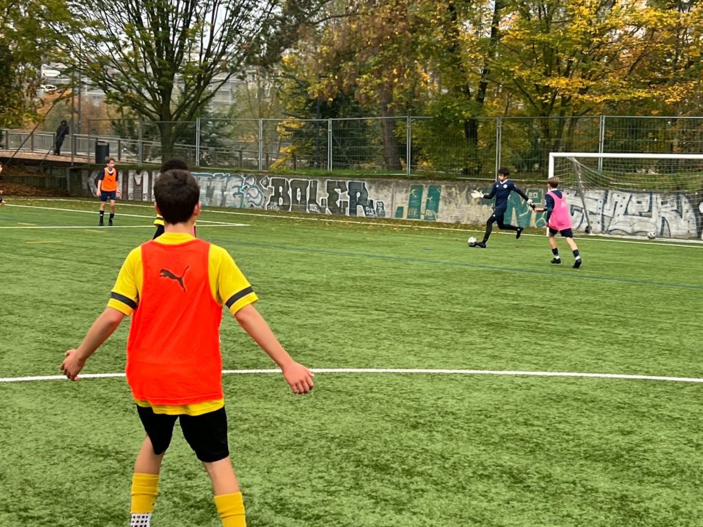 Entraînement de football des jeunes lors de la semaine hors cadre à Genève.