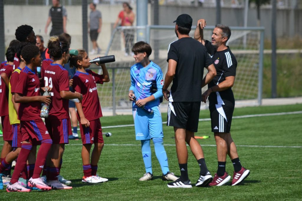 Dominique Pinto échange avec les jeunes joueurs du Servette FC pendant un entraînement, dans le cadre du programme éducatif du GEF.