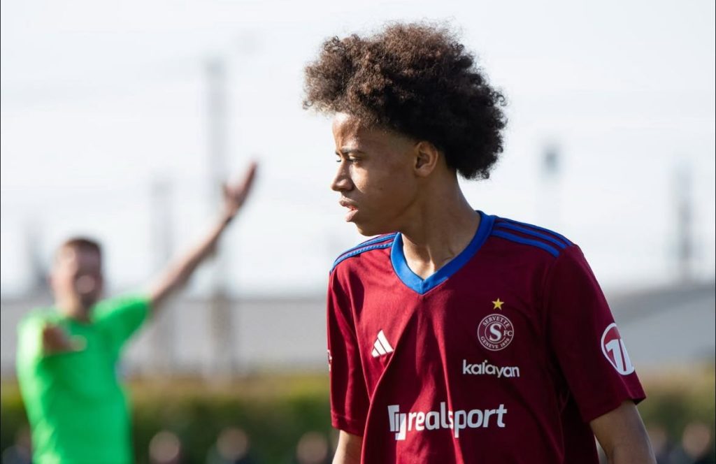 Jeune joueur du Servette FC concentré lors du Tournoi de Sens 2025