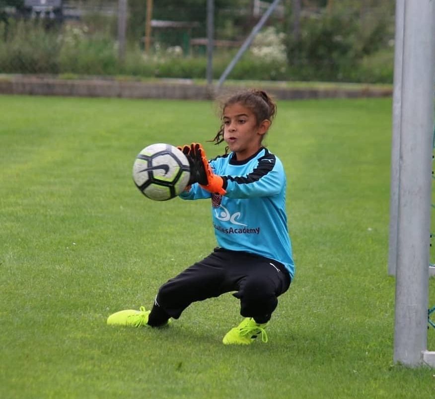 Abby Blanco, jeune gardienne du Servette FC, s’entraîne lors d’une séance spécifique gardien. Elle incarne la relève du football féminin suisse.