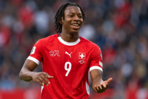 Johan Manzambi, international suisse formé à Genève, symbole du parcours des jeunes talents accompagnés par le Genève Education Football (GEF).
